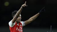 Pemain Arsenal Pierre-Emerick Aubameyang melakukan selebrasi usai mencetak gol ke gawang Everton pada pertandingan Liga Inggris di Emirates Stadium, London, Minggu (23/2/2020). Arsenal menang 3-2. (AP Photo/Kirsty Wigglesworth)