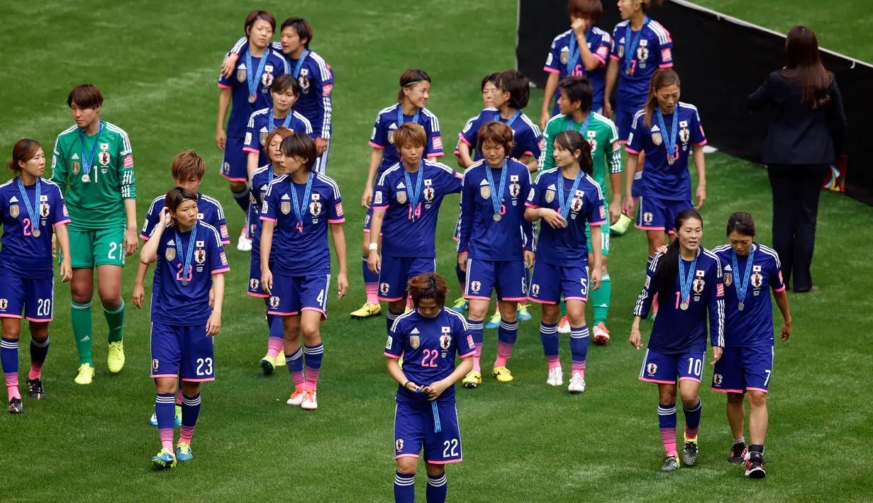 Para pemain Jepang tertunduk usai menerima medali Piala Dunia wanita 2015 di BC Place, Kanada, Senin (6/7/2015). Jepang menjadi Runner Up usai dikalahkan Amerika dengan skor 5-2.  (Reuters/Erich Schlegel)
