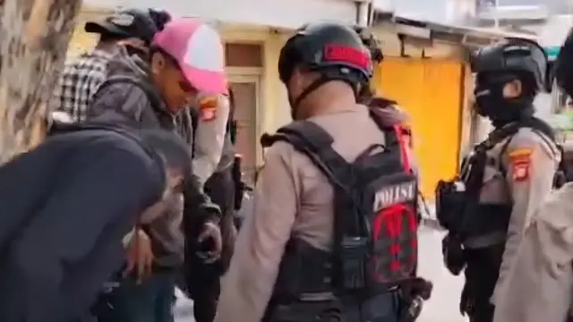 Jaguar Presisi Polres Metro Depok saat menangani debt collector yang resahkan warga di Jalan Raya Keadilan, Sukmajaya, Depok.