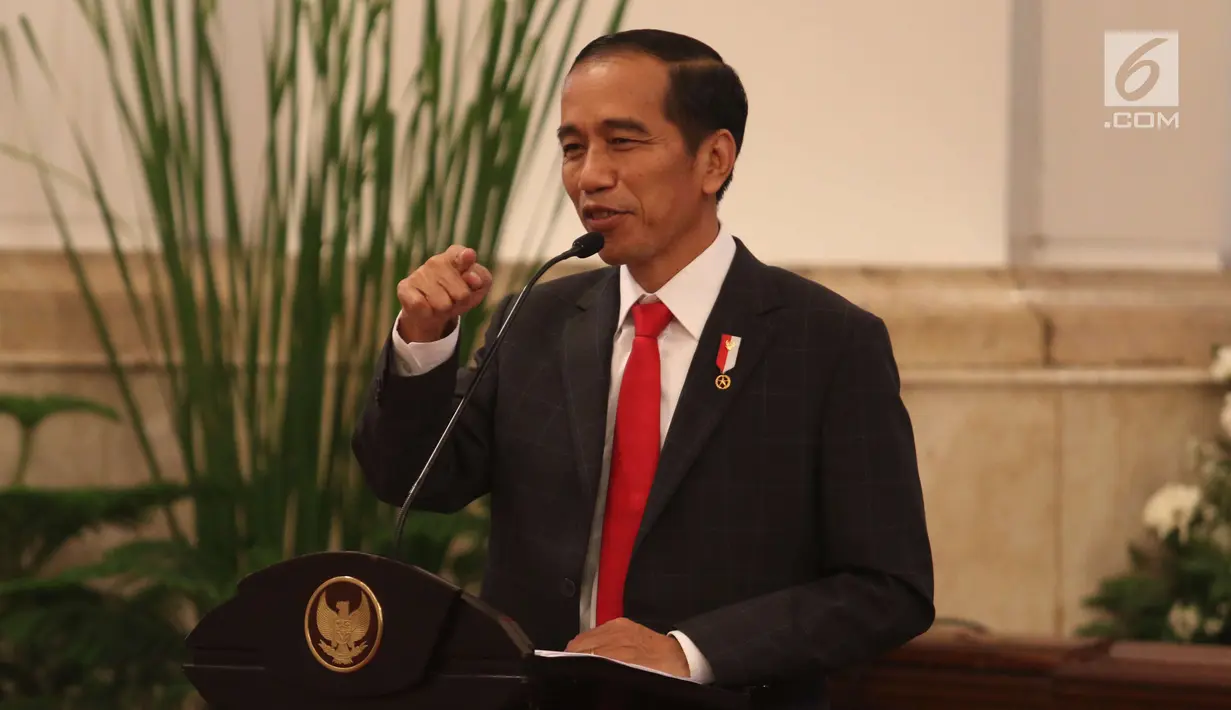 Presiden Joko Widodo memberi sambutan saat menerima peserta JKN dan KIS di Istana Negara, Jakarta (23/5). Peserta silaturahmi tersebut merupakan perwakilan dari 92,4 juta orang peserta KIS. (Liputan6.com/Angga Yuniar)