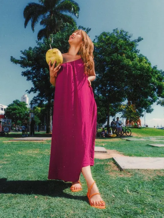 Selama berada di Brazil, ini penampilan Vanesha pun disebut-sebut terlihat bak warga lokal. Ia juga tetap terlihat menawan dalam one shoulder dress yang simpel ini. (Liputan6.com/IG/@vaneshaass)