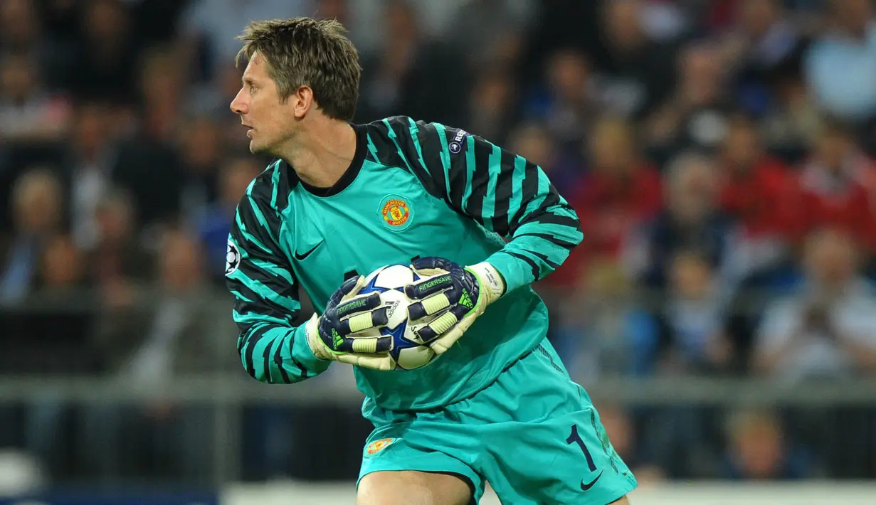 Edwin van der Sar - Kiper dengan segudang prestasi ini selama bertahun-tahun tak tergoyahkan di posisi kiper utama Manchester United. Penjaga gawang andalan Sir Alex Ferguson itu mengemas 132 clean sheets. (AFP/Christof Stache)