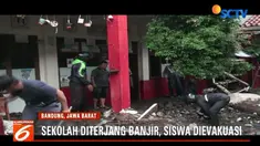 Banjir bandang ini sempat membuat panik siswa dan guru yang sedang belajar di dalam kelas. Para siswa bisa menyelamatkan diri dengan cara naik ke atas bangku.