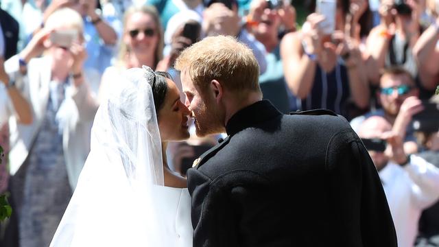 Ciuman Mesra Pangeran Harry - Meghan Markle