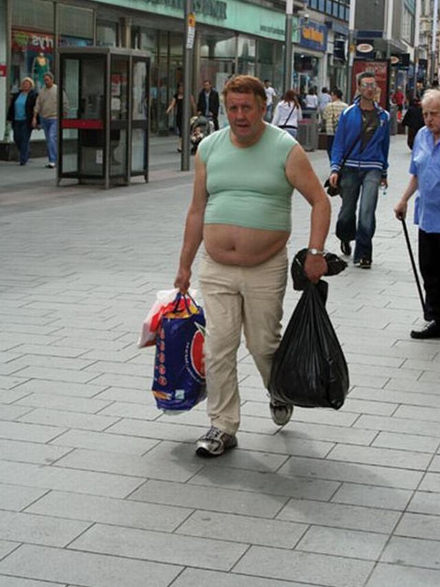 6 Gaya Fashion Nyentrik di Tempat Umum Ini Bikin Kamu Geleng Kepala