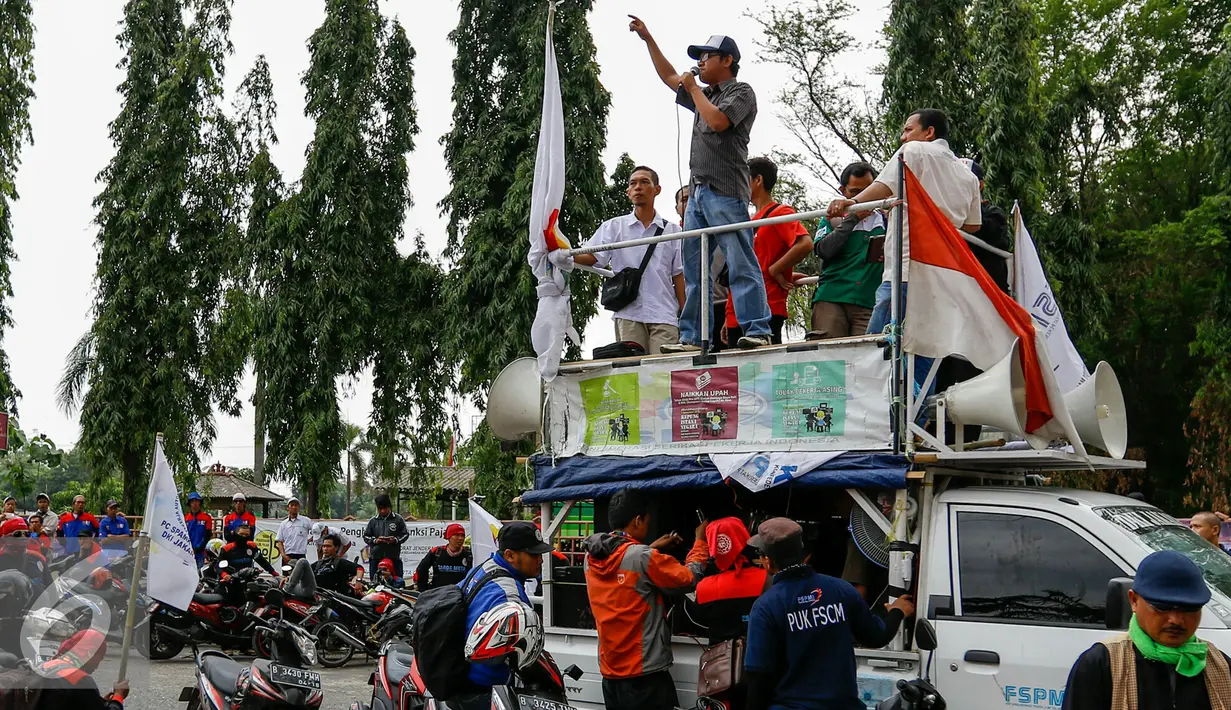 Ratusan buruh menggelar aksi demo di kawasan industri Pulogadung, Jakarta, Selasa (24/11/2015). Buruh menuntut dicabutnya Peraturan Pemerintah No 78 Tahun 2015 tentang Pengupahan. (Liputan6.com/Yoppy Renato)