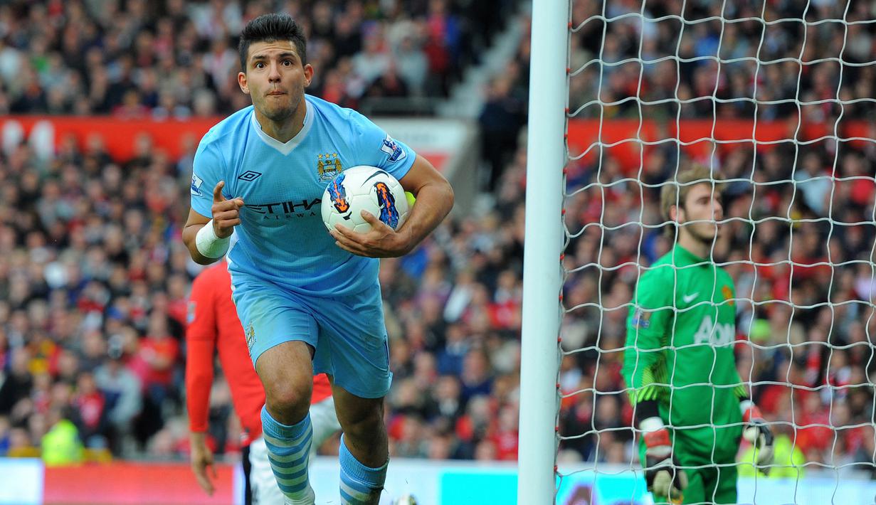 Sergio Aguero. Striker Argentina berusia 34 tahun yang memutuskan pensiun dini dari sepak bola pada Desember 2021 bersama Barcelona akibat masalah kesehatan ini didatangkan Manchester City dari Atletico Madrid pada awal musim 2011/2012 dengan nilai transfer 40 juta euro. Ia langsung tampil tajam di musim pertamanya di Liga Inggris dengan mencetak 23 gol dan 10 assist. Bertahan hingga akhir musim 2020/2021 ia total tampil dalam 388 laga di semua ajang dengan torehan 259 gol dan 73 assist. (AFP/Andrew Yates)