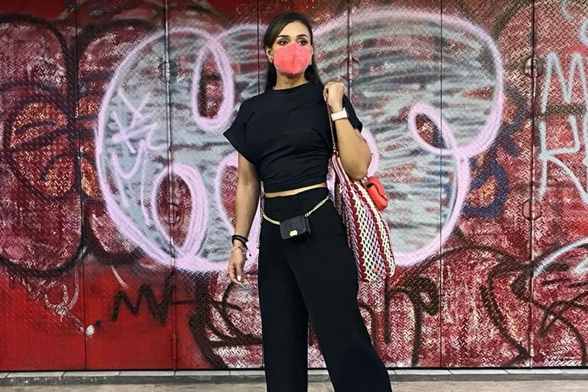 FOTO: Gaya Penampilan Adinia Wirasti dengan Outfit Hitam, Menawan