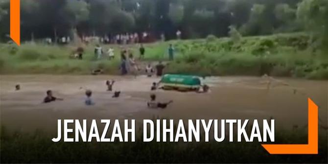 VIDEO: Warga Hanyutkan Jenazah di Sungai Gresik