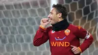 AS Roma&#039;s forward and captain Francesco Totti jubilates after scoring a penalty kick against Sampdoria during their Serie A match in Rome&#039;s Olympic Stadium, 22 December 2007. AFP PHOTO/FILIPPO MONTEFORTE