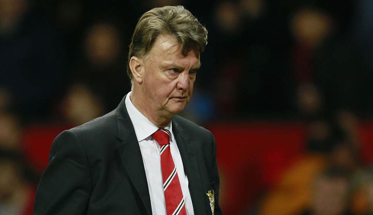 Pelatih MU, Louis Van Gaal, sudah enam pertandingan terakhir gagal memberikan Setan Merah kemenangan. Kondisi itu membuatnya kian dekat dengan pemecatan. (Reuters/Jason Cairnduff)