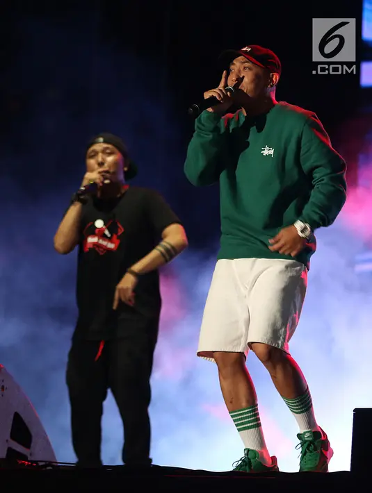 Grup hip hop duo Sweet Martabak menghibur penggemarnya dalam acara "Hodgepodge Superfest 2019", di Allianz Ecopark, Ancol, Sabtu (31/8/2019). Sweet Martabak menyanyikan lagu-lagu hip hop era 1990-an seperti "Sumur di Ladang", "Tididit", dan "Cewe Matre". (Liputan6.com/Herman Zakharia)