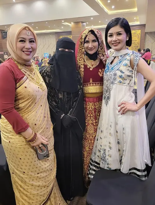 Natalie Sarah mengenakan pakaian khas Indianya warna merah keemasan, lengkap dengan aksesorinya. [@_ummi_pipik_]