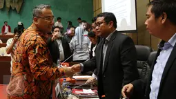 Menteri Desa, PDT dan Transmigrasi Eko Sandjojo usai mengikuti Rapat Kerja (Raker) dengan Komisi V DPR Di Kompleks Parlemen, Senayan, Jakarta, Senin (24/10). (Liputan6.com/Johan Tallo)