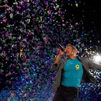 Aksi vokalis band Coldplay, Chris Martin saat konser tur Eropa pertama mereka di arena adu banteng Las Ventas di Madrid, Spanyol pada tanggal 26 Oktober 2011. (AP Photo/Paul White)