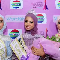 Putri Muslimah 2015, Nesa Aqila Herryanto Putri (tengah), Juara II  Inka Noor Aulia (kiri) dan Juara III Bunga Ade Tama, berfoto bersama usai malam grand final di Studio 6 Emtek City, Daan Mogot, Jakarta, Rabu (13/5) malam. (Liputan6.com/Faisal R Syam)