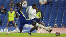 Gelandang Tottenham Hotspur, Steven Bergwijn (kanan) melepaskan tendangan yang berbuah gol penyeimbang 2-2 ke gawang Chelsea dalam laga uji coba pramusim 2021/2022 di Stamford Bridge, London, Rabu (4/8/2021). Tottenham bermain imbang 2-2 dengan Chelsea. (Foto: AP/Matt Dunham)