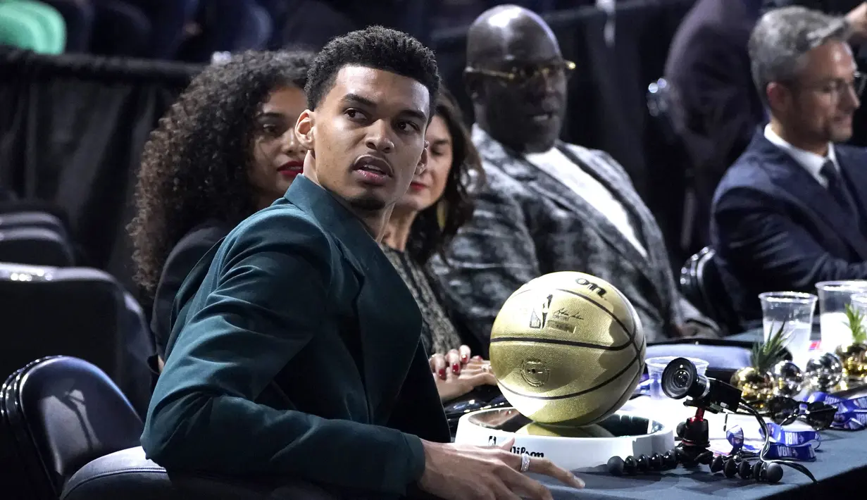 Pemain Prancis, Victor Wembanyama terlihat saat NBA Draft 2023 di Barclays Center, New York city, 23 Juni 2023 WIB. (AFP/Timothy A. Clary)