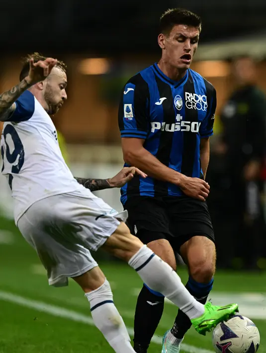 Bek Lazio Manuel Lazzari menjegal bek Atalanta  Joakim Maehle (kanan) pada pekan ke-11 Liga Italia (Serie A) 2022-2023 di Gewiss Stadium, Italia, Senin (24/10/2022) dini hari WIB. Dengan skema permainan 4-3-3, pasukan Maurizio Sarri langsung mencoba mengontrol pertandingan dengan melancarkan serangan masif ke pertahanan Atalanta. (Photo by Miguel MEDINA / AFP)