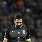 Kiper Italia, Gianluigi Buffon, tampak kecewa usai dikalahkan Swedia pada laga Kualifikasi Piala Dunia 2018 di Stadion Friends Arena, Solna, Jumat (10/11/2017). Swedia menang 1-0 atas Italia. (AFP/Jonathan Nackstrand)