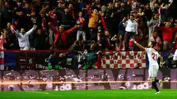 Bek Sevilla, Nicolas Pareja, merayakan golnya ke gawang Juventus pada laga kelima Grup H Liga Champions di Estadio Ramon Sanchez Pizjuan, Selasa (22/11/2016). (AFP/Cristina Quicler)