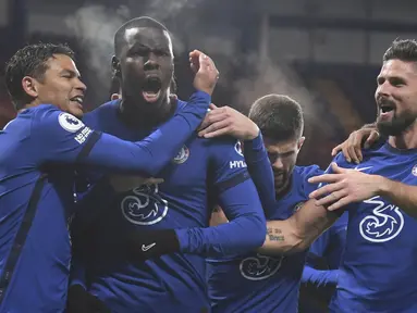 Bek Chelsea, Kurt Zouma (kedua dari kiri), melakukan selebrasi bersama rekan-rekannya usai mencetak gol kedua Chelsea ke gawang Leeds United dalam laga lanjutan Liga Inggris pekan ke-11 di Stamford Bridge, London, Sabtu (5/12/2020). Chelsea menang 3-1 atas Leeds United. (Pool via AP/Mike Hewitt)