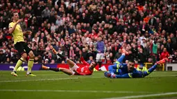 Pemain Manchester United, Antony, mencetak gol ke gawang Burnley pada laga pekan ke-35 Liga Inggris di Stadion Old Trafford, Minggu (28/4/2024). (AFP/Oli Scarff)