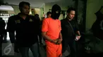 Petugas mengawal tersangka  saat rilis pengungkapan penyayatan di Mapolda DIY, Yogyakarta, (3/5/2016). Tersangka ditangkap beserta barang bukti cuter, pakaian dan sepeda motor miliknya. (Boy Harjanto)