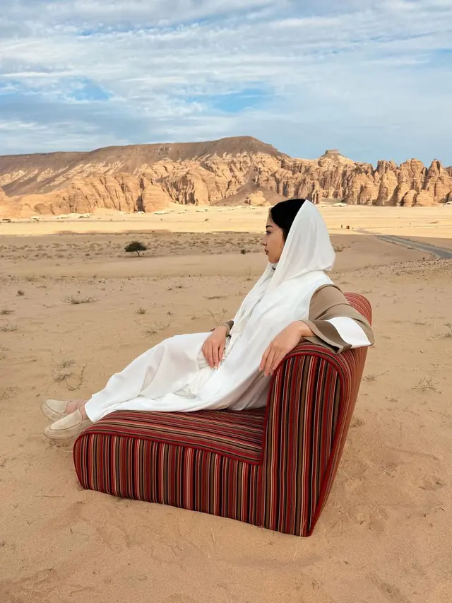 Potret Nikita Willy duduk santai di Al Ula