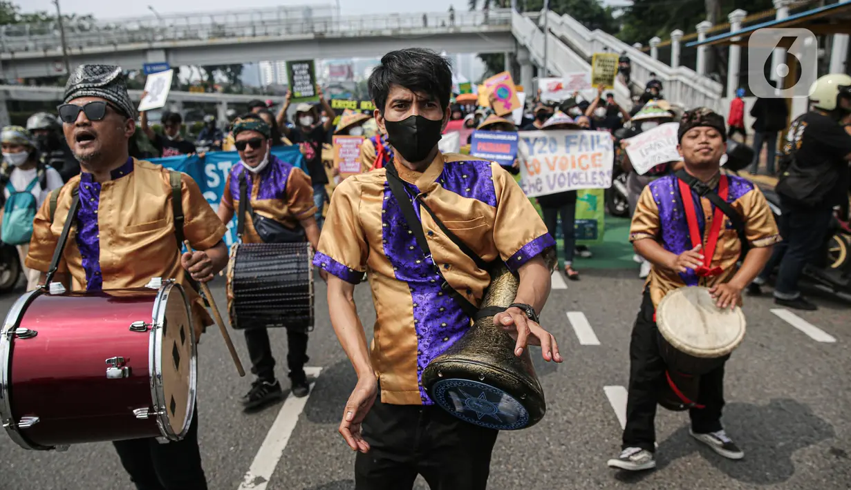 Puluhan anak muda menggelar longmarch sepanjang jalan Pemuda, Jakarta, Kamis (21/7/2022). Aksi yang bertemakan Youth20ccupy: Voice of the Future tersebut dilakukan untuk menyuarakan permasalahan pengerusakan lingkungan yang berakibat krisis pangan serta menghambat pertumbuhan ekonomi. (Liputan6.com/Faizal Fanani)