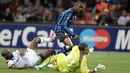 Striker Inter Milan Samuel Eto'o melewati hadangan kiper Spurs Carlo Cudicini dan bek William Gallas ketika kedua kesebelasan berhadapan dalam ajang Liga Champions di Giuseppe Meazza, Milan, 20 Oktober 2010. AFP PHOTO/GIUSEPPE CACACE