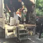 Anggota TNI juga sudah mengangkut barang-barang warga kompleks Kodam, Tanah Kusir. (Liputan6.com/Putu Merta)