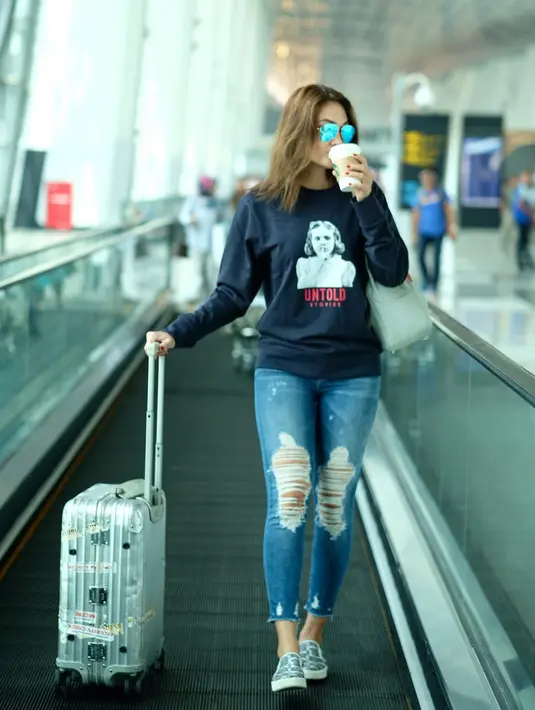 Luna Maya, seringkali memakai outfit yang serba seksi dan glamour. Namun saaat di bandara, Luna lebih memilih mengenakan kaus tangan panjang berwarna hitam dengan ripped jeansnya. (Instagram/lunamaya)
