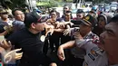 Petugas saat bentrok dengan mahasiswa di depan Kantor DPP PKB, Jakarta, Rabu (16/3). Kericuhan terjadi karena petugas melarang mahasiswa berunjuk rasa di depan Kantor DPP PKB. (Liputan6.com/Immanuel Antonius)