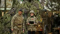 Kate Middleton saat dia menerbangkan drone saat berkunjung ke The Queen's Dragoon Guards (QDG) ke-1, dekat Norwich, Inggris timur pada 8 November 2023. (CHRIS RADBURN / POOL / AFP)