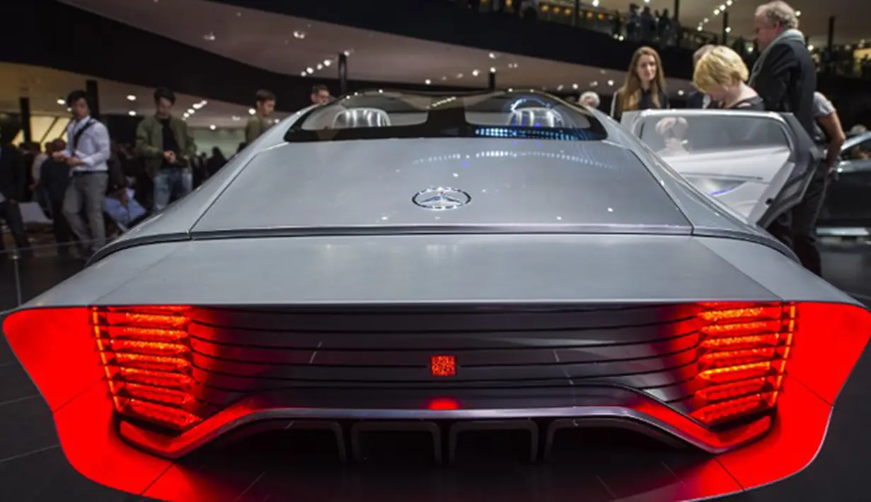 Tampilan lampu belakang Mobil Mercedes Benz konsep IAA diperlihatkan dalam 66th (IAA) di Frankfurt, Jerman (16/9/2015). Mobil ini mampu mengubah bentuk dasar untuk meningkatkan aerodinamis yang diperlukan. (AFP PHOTO/ODD ANDERSEN)