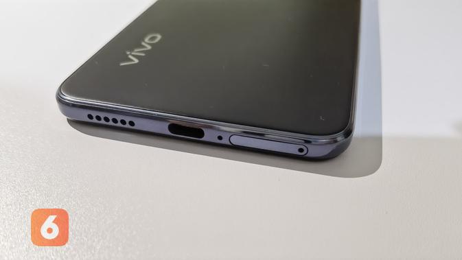 Pengisian daya Vivo V21 5G dengan kabel USB Type C (Liputan6.com/ Agustin Setyo W)