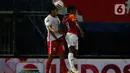 Pemain Persija Jakarta, Novri Setiawan (kiri) berebut bola di udara dengan pemain Borneo FC Samarinda Ahmad Surahman dalam pertandingan Babak Penyisihan Grup B Piala Menpora 2021 di Stadion Kanjuruhan, Malang, Sabtu (27/3/2021). (Bola.com/Ikhwan Yanuar)