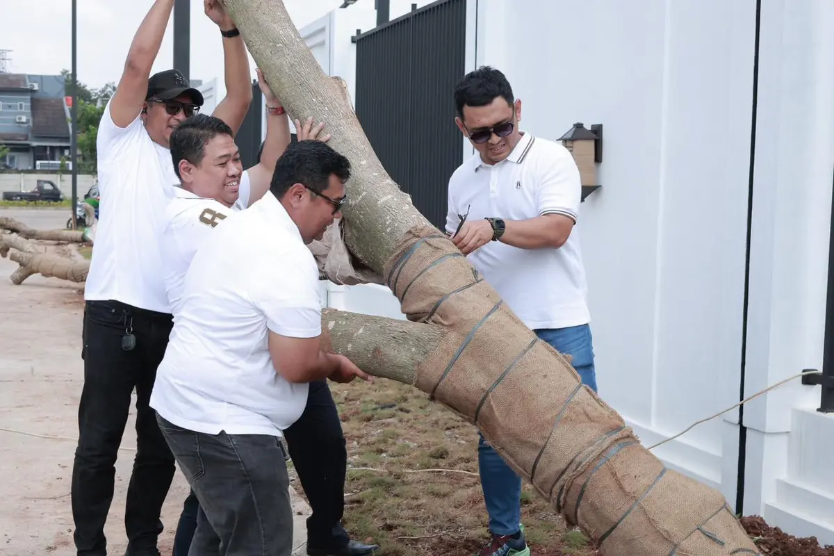 Kegiatan Penanaman 100 Pohon Trembesi di Kota Bekasi, Jawa Barat (Jabar).