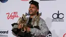 Penyanyi The Weeknd  berhasil meraih Top Streaming Song (Audio), Top R&B Album, Top R&B Artist, Top Streaming Songs Artist, Top Radio Songs Artist, Top Song Sales Artist, Top Hot 100 Artist, dan Top R&B Song di Las Vegas, (22/5).   ( REUTERS/Steve Marcus)