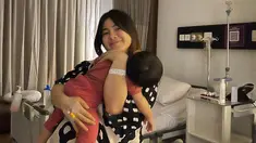 Dengan kondisi perut yang telah membesar dikehamilan 9 bulannya, Felicya jusatru tampak begitu tenang saat menggendong putri pertamanya. Bahkan, istri Caesar Hito ini turut serta menyenandungkan lagu agar anak pertamanya tidur lelap. (Liputan6.com/IG/@felicyangelista_)