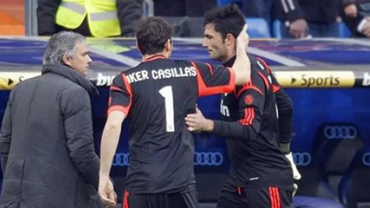 Antonio Adan, Iker Casillas, dan Jose Mourinho. (c) AFP