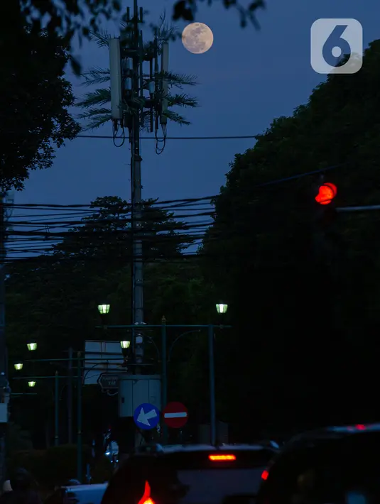 Meski disebut blue moon, bulan purnama yang muncul tidak berwarna biru. (Liputan6.com/Faizal Fanani)