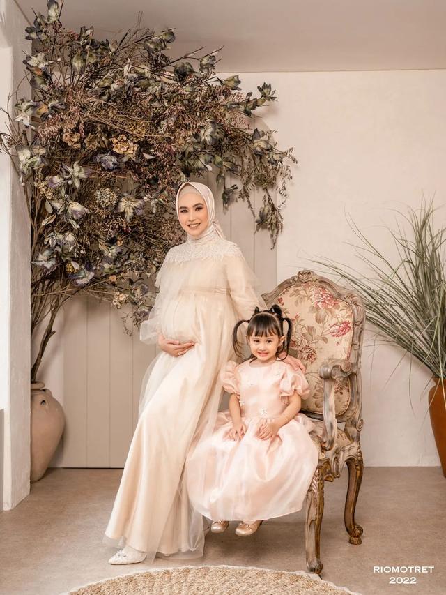 Kartika Putri pemotretan di usia kehamilan 8 bulan.