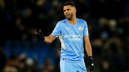 Riyad Mahrez merupakan salah satu pemain paling bersinar di Manchester City musim ini. Namun pemain aljazair itu bisa menjadi korban kedatangan Erling Haaland karena City bisa saja menjualnya untuk mengurangi beban gaji serta menumpuknya pemain di lini depan. (AFP/Lindsey Parnaby)