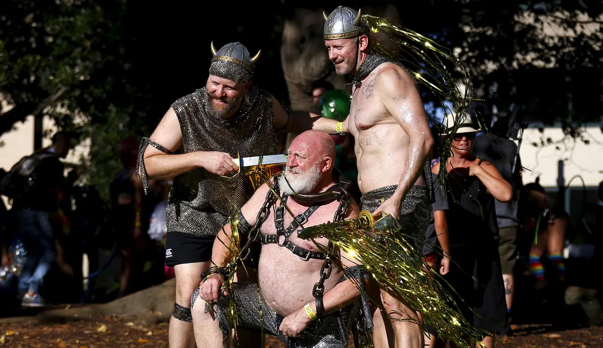 Peserta mengenakan kostum unik untuk mengikuti parade Gay dan Lesbian Mardi Gras di Sydney , Australia , 5 Maret 2016. Parade ini diperuntukan untuk para kaum Gay dan Lesbian yang berada di Australia. (REUTERS / David Gray)
