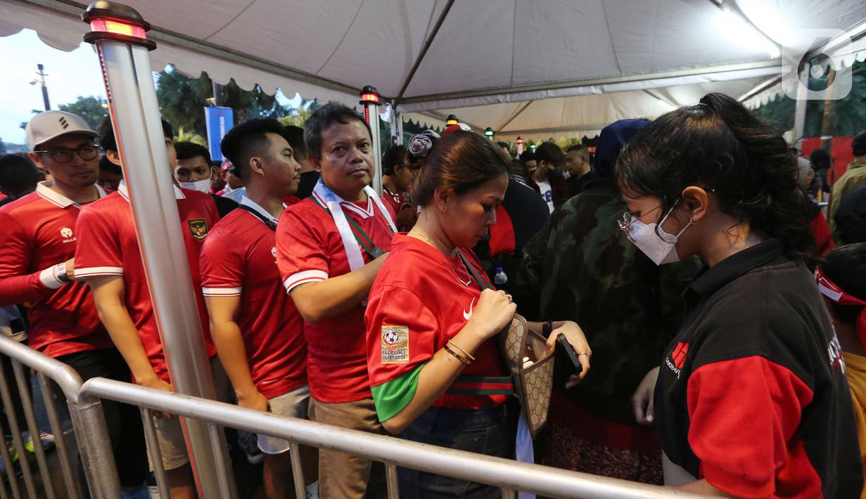 Ketua Umum PSSI Erick Thohir mengaku senang dengan adanya laga ini karena bisa mendorong UMKM Indonesia untuk menjadi ekosistem industri sepak bola. Salah satunya melalui penjualan merchandise Laga Timnas Indonesia Vs Argentina. (Bola.com/M. Iqbal Ichsan)