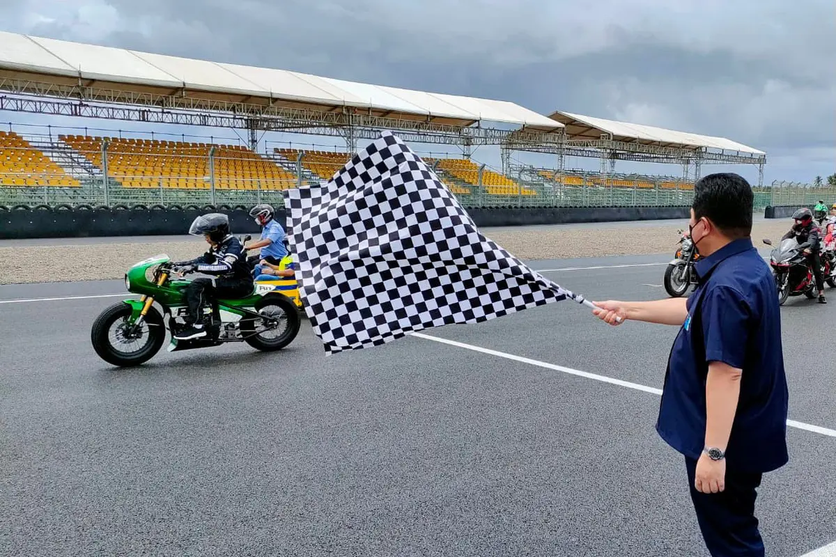 Jokowi Coba Sendiri Sirkuit Mandalika dengan Motor, Erick Thohir Bagian Pegang Bendera