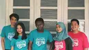 Nashwa tampak lebih bersinar saat menggunakan baju berwarna pink dipadu dengan hijab biru agak gelap. Bersama pemeran film Doremi & You lainnya, mereka tampak bahagia. Film Doremi & You sedang tayang di bioskop sejak tanggal 20 Juni 2019 ini.(Liputan6.com/IG/@nashwaaaz)
