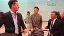 Rio Haryanto bersama manajernya, Piers Hunnisett (kiri), tiba di Bandara El Prat, Barcelona, Spanyol, Sabtu (20/2/2016). (Bola.com/Istimewa)